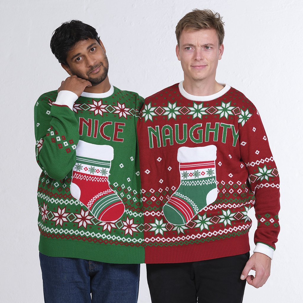 Deux hommes portant un pull rouge et vert.